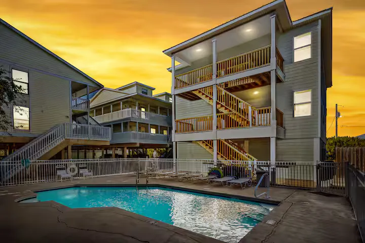 Walking on Sunshine duplex with pool in Gulf Shores